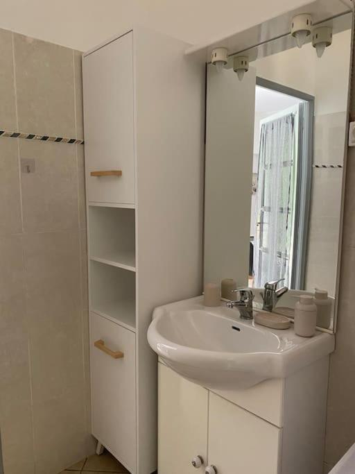 Villa Serenice - F2 Au Calme, Climatise, Wifi Et Parking Gratuit Bagian luar foto